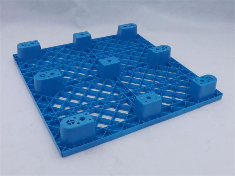 Difference of pallet mold between blow moulding and injection moulding